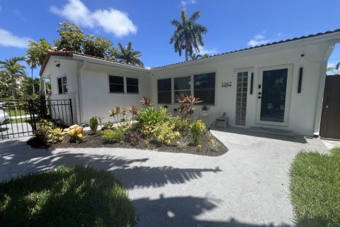 House in Hollywood, Florida 3 bedrooms, 221.48 sq.m. № 2179736