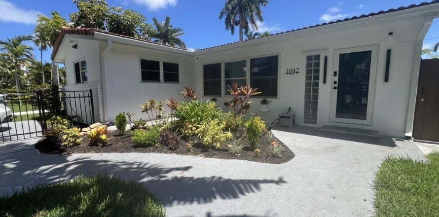 House in Hollywood, Florida 3 bedrooms, 221.48 sq.m. № 2179736