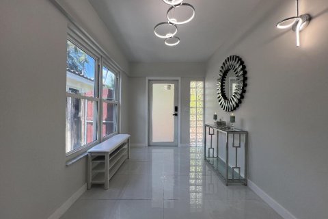 House in Hollywood, Florida 3 bedrooms, 221.48 sq.m. № 2179736 - photo 4
