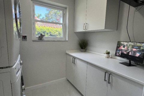 House in Hollywood, Florida 3 bedrooms, 221.48 sq.m. № 2179736 - photo 10