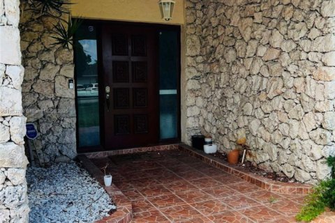 Villa ou maison à vendre à Miami, Floride: 4 chambres, 186.18 m2 № 1871858 - photo 2