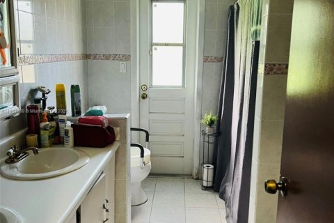 Villa ou maison à vendre à Miami, Floride: 4 chambres, 186.18 m2 № 1871858 - photo 3