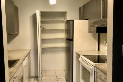 Condo in Dania Beach, Florida, 2 bedrooms № 2082085 - photo 8