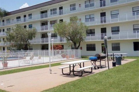 Condo in Dania Beach, Florida, 2 bedrooms № 2082085 - photo 25