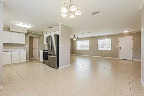 House in Zephyrhills, Florida 3 bedrooms, 118.17 sq.m. № 1893784 - photo 7