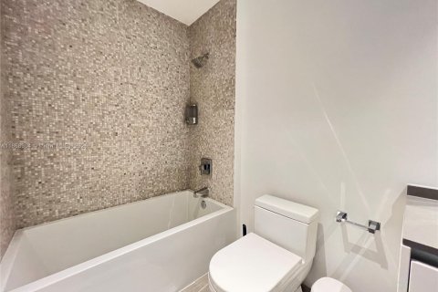 Condominio en alquiler en Miami, Florida, 3 dormitorios, 172.43 m2 № 1979329 - foto 20