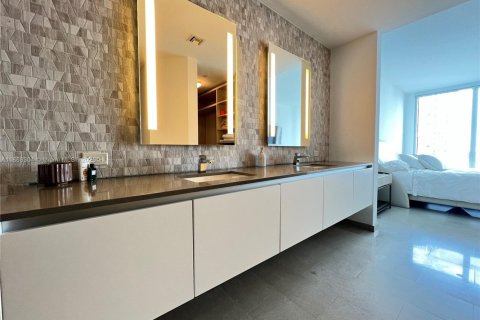 Condominio en alquiler en Miami, Florida, 3 dormitorios, 172.43 m2 № 1979329 - foto 28