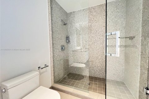 Condominio en alquiler en Miami, Florida, 3 dormitorios, 172.43 m2 № 1979329 - foto 22