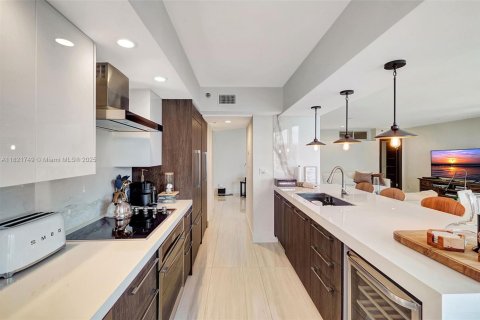 Condo in Sunny Isles Beach, Florida, 3 bedrooms  № 1936152 - photo 14