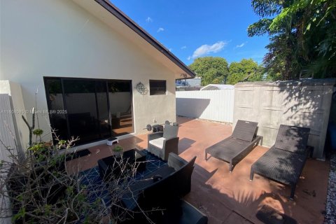 Casa en venta en Miami, Florida, 3 dormitorios, 111.48 m2 № 1940258 - foto 16