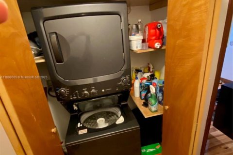 Casa en venta en Miami, Florida, 3 dormitorios, 111.48 m2 № 1940258 - foto 9