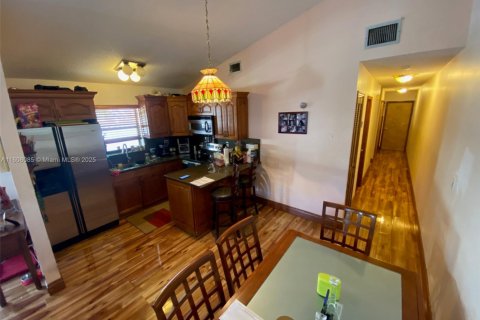 Casa en venta en Miami, Florida, 3 dormitorios, 111.48 m2 № 1940258 - foto 5