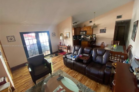 Casa en venta en Miami, Florida, 3 dormitorios, 111.48 m2 № 1940258 - foto 3