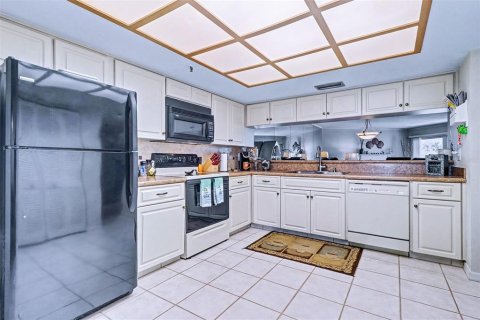 Condo in Indian Shores, Florida, 2 bedrooms  № 2108518 - photo 20