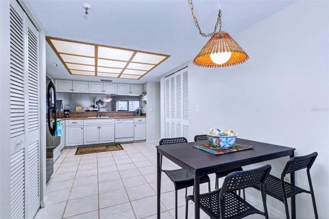 Condo in Indian Shores, Florida, 2 bedrooms  № 2108518 - photo 18