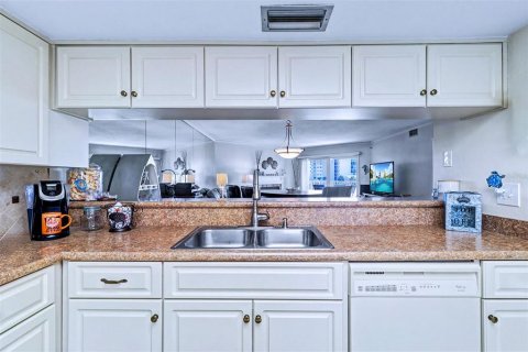 Condo in Indian Shores, Florida, 2 bedrooms  № 2108518 - photo 21