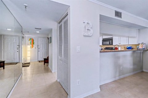 Condo in Indian Shores, Florida, 2 bedrooms  № 2108518 - photo 14