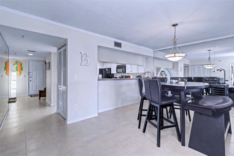 Condo in Indian Shores, Florida, 2 bedrooms  № 2108518 - photo 13