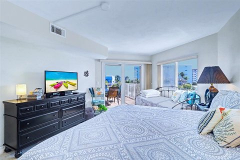 Condo in Indian Shores, Florida, 2 bedrooms  № 2108518 - photo 23