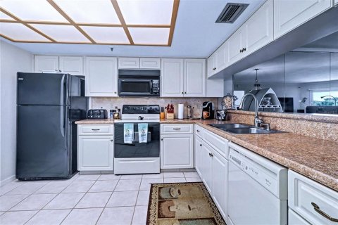 Condo in Indian Shores, Florida, 2 bedrooms  № 2108518 - photo 16
