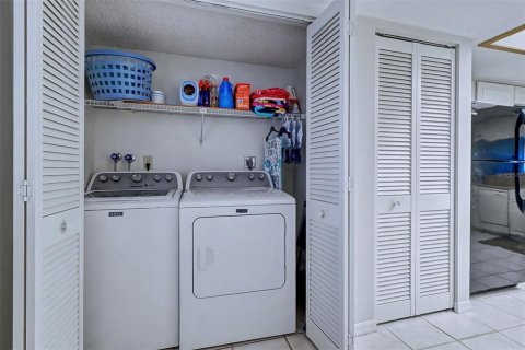 Condo in Indian Shores, Florida, 2 bedrooms  № 2108518 - photo 19