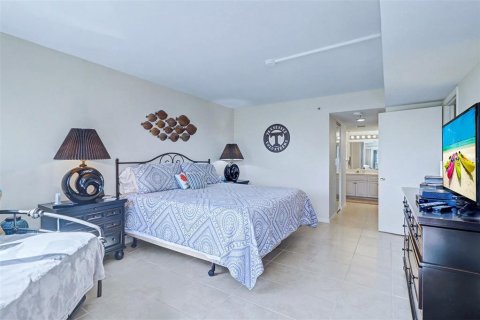 Condo in Indian Shores, Florida, 2 bedrooms  № 2108518 - photo 26