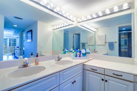 Condo in Indian Shores, Florida, 2 bedrooms  № 2108518 - photo 27