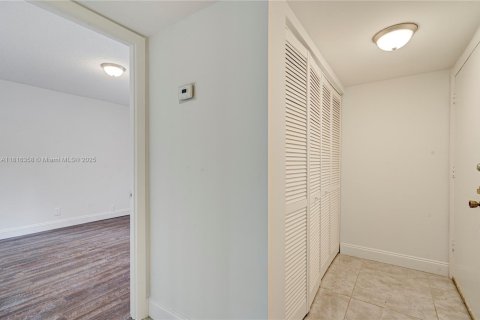 Condo in Pompano Beach, Florida, 2 bedrooms  № 1770827 - photo 18