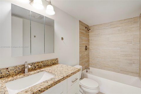 Condo in Pompano Beach, Florida, 2 bedrooms  № 1770827 - photo 16