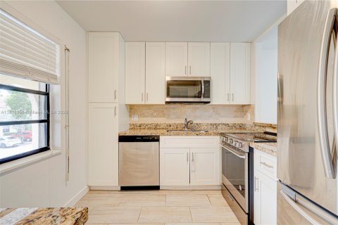 Condo in Pompano Beach, Florida, 2 bedrooms  № 1770827 - photo 11