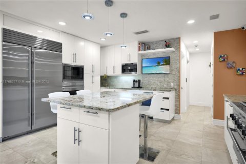 House in Coral Gables, Florida 4 bedrooms, 344.57 sq.m. № 1585396 - photo 16