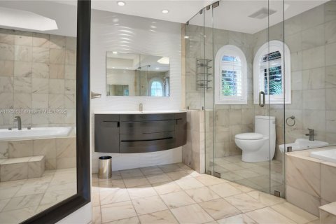 House in Coral Gables, Florida 4 bedrooms, 344.57 sq.m. № 1585396 - photo 11