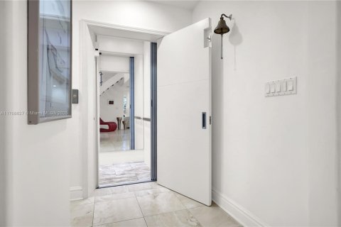 House in Coral Gables, Florida 4 bedrooms, 344.57 sq.m. № 1585396 - photo 24
