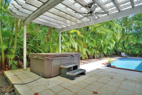 House in Coral Gables, Florida 4 bedrooms, 344.57 sq.m. № 1585396 - photo 23