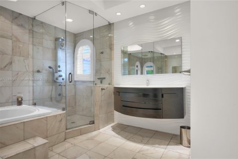 House in Coral Gables, Florida 4 bedrooms, 344.57 sq.m. № 1585396 - photo 12