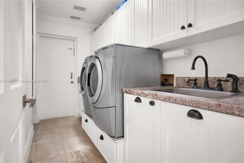 House in Coral Gables, Florida 4 bedrooms, 344.57 sq.m. № 1585396 - photo 30