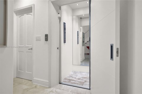 House in Coral Gables, Florida 4 bedrooms, 344.57 sq.m. № 1585396 - photo 25