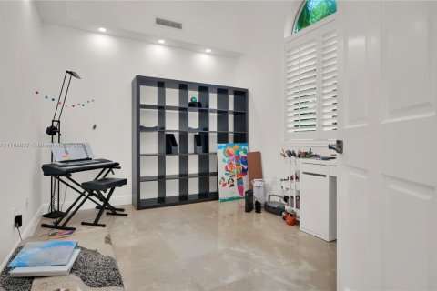 House in Coral Gables, Florida 4 bedrooms, 344.57 sq.m. № 1585396 - photo 17