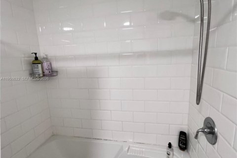 Снять в аренду кондоминиум в Майами, Флорида 3 спальни, 107.3м2, № 2005736 - фото 23