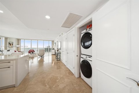 Copropriété à louer à Hallandale Beach, Floride: 3 chambres, 191.84 m2 № 330515 - photo 10