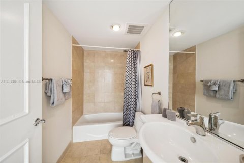 Copropriété à louer à Hallandale Beach, Floride: 3 chambres, 191.84 m2 № 330515 - photo 20