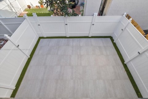 Townhouse in North Miami Beach, Florida 3 bedrooms, 147.71 sq.m. № 1746134 - photo 9