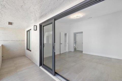 Townhouse in North Miami Beach, Florida 3 bedrooms, 147.71 sq.m. № 1746134 - photo 16