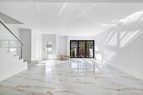 Townhouse in North Miami Beach, Florida 3 bedrooms, 147.71 sq.m. № 1746134 - photo 6