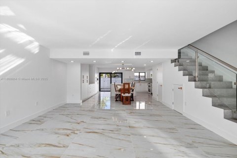 Townhouse in North Miami Beach, Florida 3 bedrooms, 147.71 sq.m. № 1746134 - photo 5