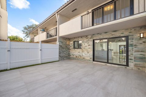 Townhouse in North Miami Beach, Florida 3 bedrooms, 147.71 sq.m. № 1746134 - photo 11