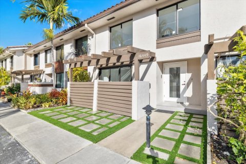 Townhouse in North Miami Beach, Florida 3 bedrooms, 147.71 sq.m. № 1746134 - photo 12