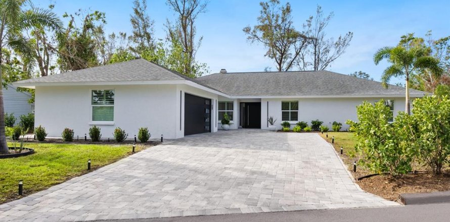 House in Sarasota, Florida 4 bedrooms, 241.36 sq.m. № 1733137