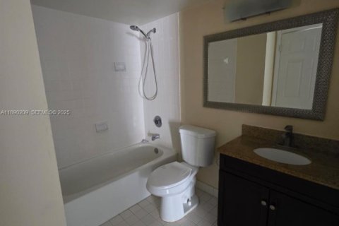 Condo in Miami, Florida, 2 bedrooms  № 1947133 - photo 17