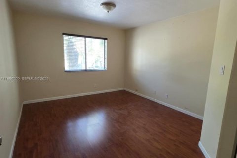 Condo in Miami, Florida, 2 bedrooms  № 1947133 - photo 15